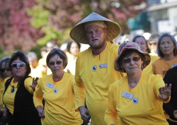(150912) -- VANCOUVER, Sept. 12, 2015 -- Participants demonstrate Tai Chi together at a street in the Tai Chi awareness day event in Vancouver, Canada, Sept. 12, 2015. About 400 Tai Chi enthusiasts from west coast of Canada and the United States demonstrate Tai Chi all together to promote the art of Tai Chi exercise. ) (zjy) CANADA-VANCOUVER-TAI CHI LiangxSen 