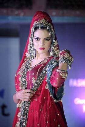 ISLAMABAD, Sept. 14, 2015 -- A model presents a creation by designer Ali Mughal during a fashion show in Islamabad, capital of Pakistan, Sept. 14, 2015. ) (azp) PAKISTAN-ISLAMABAD-FASHION SHOW SaadiaxSeher 