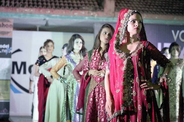 ISLAMABAD, Sept. 14, 2015 -- Models present creations by designer Ali Mughal during a fashion show in Islamabad, capital of Pakistan, Sept. 14, 2015. ) (azp) PAKISTAN-ISLAMABAD-FASHION SHOW SaadiaxSeher 