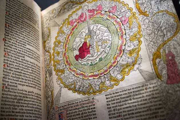 Die prachtvoll geschmueckte Nuernberger Koberger-Bibel von 1483 in der Sonderausstellung Luthers Meisterwerk ? ein Buch wie eine Naturgewalt im Frankfurter Bibelhaus Erlebnis-Museum am Dienstag (15.09.15). Die Ausstellung zeigt einzigartige Bibeldrucke, darunter die Gutenberg-Bibel von 1454 55, Erstausgaben des Neuen Testaments von 1522 und der Biblia Deutsch Martin Luthers von 1534 sowie reformierte und katholische Bibelausgaben des 16. Jahrhunderts. Insgesamt sind mehr als 70 Inkunabeln, Drucke und Autographen zu sehen. Die Ausstellung wird am Dienstagabend (15.09.15) im Beisein von Bundespraesident Joachim Gauck und dem Ratsvorsitzenden der Evangelischen Kirche in Deutschland (EKD), Landesbischof Heinrich Bedford-Strohm, eroeffnet und ist bis zum Jahresende zu sehen. (Siehe epd-Meldung vom 15.09.15) Spitzendrucke der aeltesten Bibeluebersetzungen in Frankfurt Copyright: epd-bild JochenxGuenther EDITORIAL USE ONLY