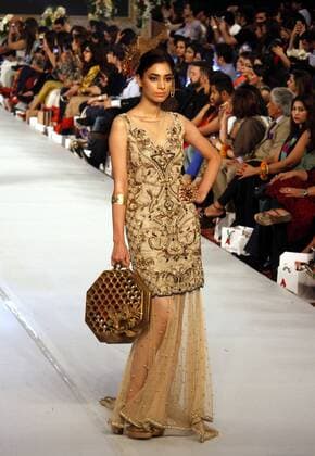(150917) -- LAHORE, Sept. 17, 2015 -- A model presents a creation by designer Faiza Saqlain on the first day of Pakistan Fashion Designing Council (PFDC) bridal fashion week in eastern Pakistan s Lahore, Sept. 16, 2015. ) PAKISTAN-LAHORE-BRIDAL FASHION WEEK JamilxAhmed 