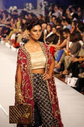 (150917) -- LAHORE, Sept. 17, 2015 -- A model presents a creation by designer Faiza Saqlain on the first day of Pakistan Fashion Designing Council (PFDC) bridal fashion week in eastern Pakistan s Lahore, Sept. 16, 2015. ) PAKISTAN-LAHORE-BRIDAL FASHION WEEK JamilxAhmed 