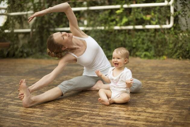 WELLNESS UND GESUNDHEIT Model Released: Junge Mutter macht Yoga Woman doing yoga exercise while baby having fun model released Symbolfoto  ABF000632