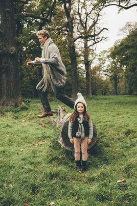 Little girl and her father in an autumnal park model released Symbolfoto  CHAF000236