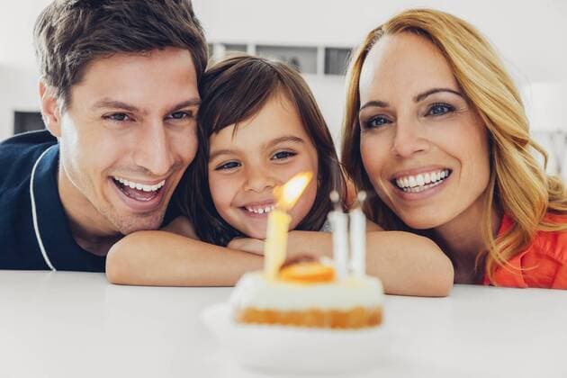 Geburtstag - Symbolbilder Family with daughter celebrating birthday with candles on cake model released Symbolfoto property released  CHAF000993