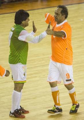 (150918) -- BERNAL, Sept. 17, 2015 -- Bolivian President Evo Morales (L) and Buenos Aires Province Governor and presidential candidate for the Victory Front Daniel Scioli celebrate during a soccer match at Villa la Nata in Benavides City, Argentina, Sept. 17, 2015. Evo Morales was in Argentina to support Daniel Scioli s campaign. Martin Zabala) (azp) ARGENTINA-BENAVIDEZ-BOLIVIA PRESIDENT e MARTINxZABALA 