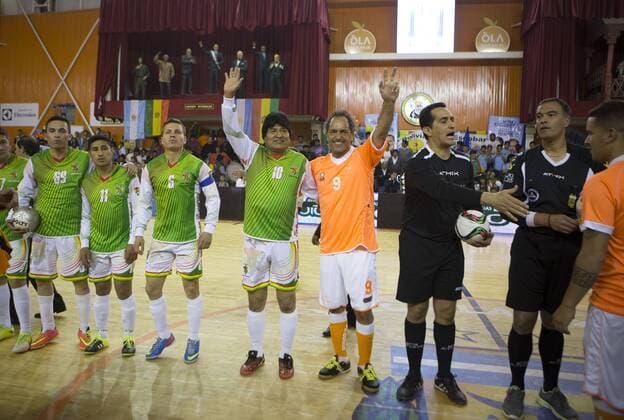 (150918) -- BERNAL, Sept. 17, 2015 -- Bolivian President Evo Morales (L Center) and Buenos Aires Province Governor and presidential candidate for the Victory Front Daniel Scioli (R Center) wave to supporters during a soccer match at Villa la Nata in Benavides City, Argentina, Sept. 17, 2015. Evo Morales was in Argentina to support Daniel Scioli s campaign. Martin Zabala) (azp) ARGENTINA-BENAVIDEZ-BOLIVIA PRESIDENT e MARTINxZABALA 