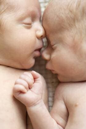 Newborn twins sleeping head to head model released Symbolfoto  SHKF000333