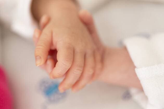 Newborn twins sleeping hand in hand, close-up model released Symbolfoto  SHKF000346