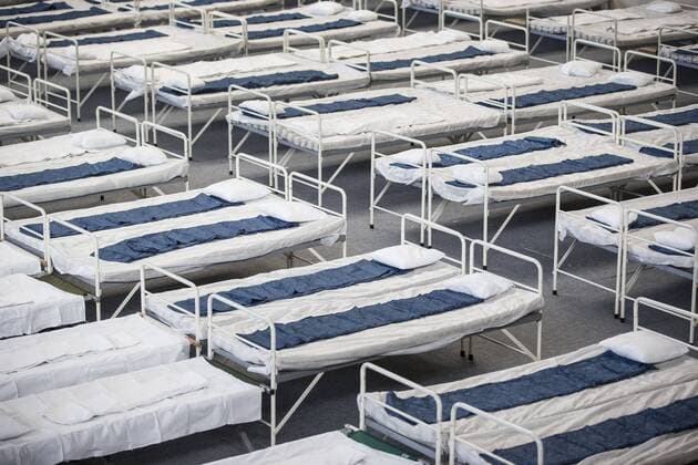 Aufbau Erstaufnahmeeinrichtung Notunterkunft Notaufnahme für Flüchtlinge, August-Schärttner-Halle, Hanau, Bild x von 29 Hanau, (für LOK), 14.09..2015 Aufbau Erstaufnahmeeinrichtung Notunterkunft Notaufnahme für Flüchtlinge, August-Schärttner-Halle, Hanau, im Bild: aufgebaute bereitstehende Betten Feldbetten in der Halle,