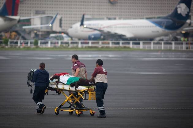 (150918) -- MEXICO CITY, Sept. 18, 2015 -- Medical staff moves one of the Mexican tourists injured in Egypt, upon their arrival at the Presidential Hangar at Mexico City s International Airport, in Mexico City, capital of Mexico, on Sept. 18, 2015. The six Mexicans who survived the bomb attack perpetrated against a group of tourists in Egypt on Sept. 13, arrived on Friday in Mexico accompanied by their realtives. ) MEXICO-MEXICO CITY-EGYPT-SECURITY-TRANSFER PEDROxMERA 
