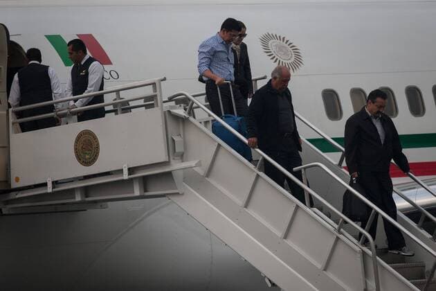 (150918) -- MEXICO CITY, Sept. 18, 2015 -- Relatives of the Mexican tourists injured in Egypt go down the presidential plane upon their arrival at the Presidential Hangar at Mexico City s International Airport, in Mexico City, capital of Mexico, on Sept. 18, 2015. The six Mexicans who survived the bomb attack perpetrated against a group of tourists in Egypt on Sept. 13, arrived on Friday in Mexico accompanied by their realtives. ) MEXICO-MEXICO CITY-EGYPT-SECURITY-TRANSFER PEDROxMERA 