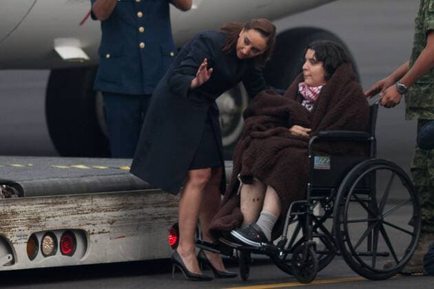 (150918) -- MEXICO CITY, Sept. 18, 2015 -- Mexican Foreign Minister Claudia Ruiz Massieu (L) talks to one of the Mexican tourists injured in Egypt, upon their arrival at the Presidential Hangar at Mexico City s International Airport, in Mexico City, capital of Mexico, on Sept. 18, 2015. The six Mexicans who survived the bomb attack perpetrated against a group of tourists in Egypt on Sept. 13, arrived on Friday in Mexico accompanied by their realtives. ) MEXICO-MEXICO CITY-EGYPT-SECURITY-TRANSFER PEDROxMERA 
