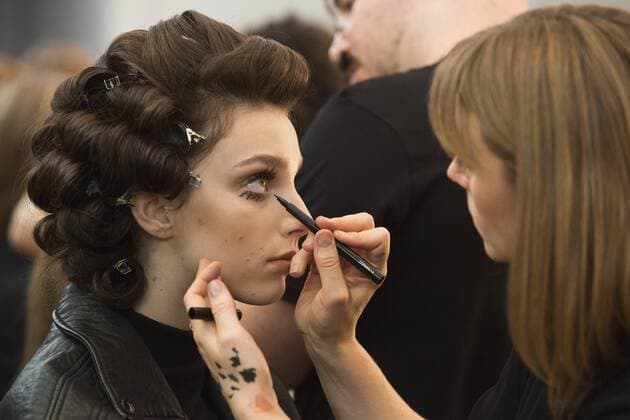London, UK. 18 09 2015. Models get ready in make-up backstage for the fashion show. DAKS fashion show during London Fashion Week. London Fashion Week, DAKS, London, UK 