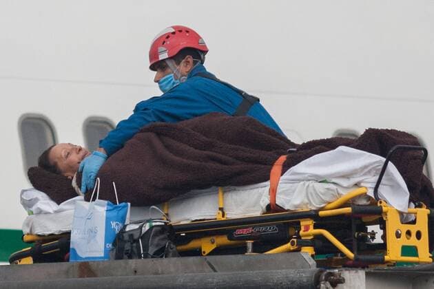 MEXICO CITY, Sept. 18, 2015 -- A medical worker moves one of the Mexican tourists injured in Egypt, upon their arrival at the Presidential Hangar at Mexico City s International Airport, in Mexico City, capital of Mexico, on Sept. 18, 2015. The six Mexicans who survived the bomb attack perpetrated against a group of tourists in Egypt on Sept. 13, arrived on Friday in Mexico accompanied by their realtives. ) MEXICO-MEXICO CITY-EGYPT-SECURITY-TRANSFER PEDROxMERA 