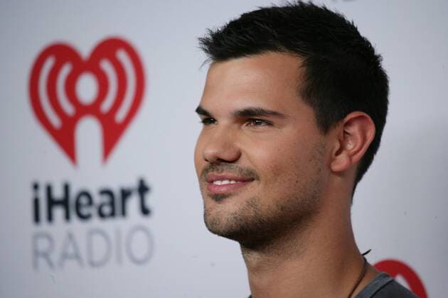 Taylor Lautner arrives in the press room for the iHeartRadio Music Festival at the MGM Grand Hotel in Las Vegas, Nevada on September 18, 2015.  LAV20150918022 JAMESxATOA