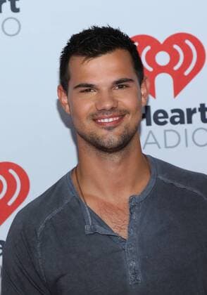 Taylor Lautner arrives in the press room for the iHeartRadio Music Festival at the MGM Grand Hotel in Las Vegas, Nevada on September 18, 2015.  LAV20150918017 JAMESxATOA