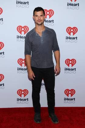 Taylor Lautner arrives in the press room for the iHeartRadio Music Festival at the MGM Grand Hotel in Las Vegas, Nevada on September 18, 2015.  LAV20150918018 JAMESxATOA