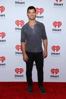 Taylor Lautner arrives in the press room for the iHeartRadio Music Festival at the MGM Grand Hotel in Las Vegas, Nevada on September 18, 2015.  LAV20150918019 JAMESxATOA