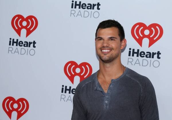 Taylor Lautner arrives in the press room for the iHeartRadio Music Festival at the MGM Grand Hotel in Las Vegas, Nevada on September 18, 2015.  LAV20150918020 JAMESxATOA