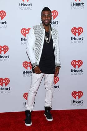 Jason Derulo arrives in the press room for the iHeartRadio Music Festival at the MGM Grand Hotel in Las Vegas, Nevada on September 18, 2015.  LAV20150918055 JAMESxATOA
