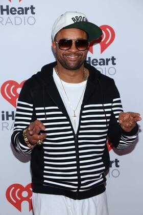 Shaggy arrives in the press room for the iHeartRadio Music Festival at the MGM Grand Hotel in Las Vegas, Nevada on September 18, 2015.  LAV20150918073 JAMESxATOA