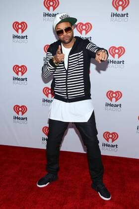 Shaggy arrives in the press room for the iHeartRadio Music Festival at the MGM Grand Hotel in Las Vegas, Nevada on September 18, 2015.  LAV20150918074 JAMESxATOA