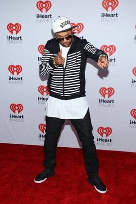 Shaggy arrives in the press room for the iHeartRadio Music Festival at the MGM Grand Hotel in Las Vegas, Nevada on September 18, 2015.  LAV20150918075 JAMESxATOA