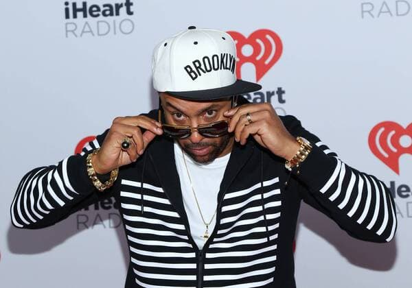 Shaggy arrives in the press room for the iHeartRadio Music Festival at the MGM Grand Hotel in Las Vegas, Nevada on September 18, 2015.  LAV20150918076 JAMESxATOA