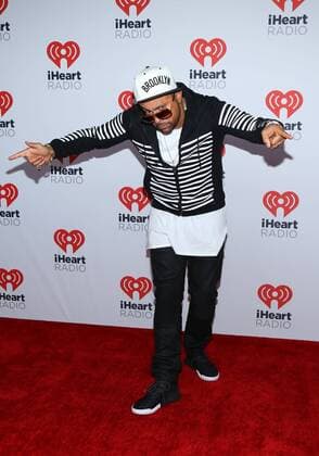 Shaggy arrives in the press room for the iHeartRadio Music Festival at the MGM Grand Hotel in Las Vegas, Nevada on September 18, 2015.  LAV20150918077 JAMESxATOA