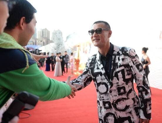 ENTERTAINMENT RED CARPET Preisverleihung Goldene Hahn in Changchun (150919) -- CHANGCHUN, Sept. 19, 2015 -- Actor Ying Zhuang shakes hands with fans on the red carpet before the Award Ceremony of the 24th China Golden Rooster & Hundred Flowers Film Festival in Jilin City, northeast China s Jilin Province, Sept. 19, 2015. )(mcg) CHINA-CHANGCHUN-GOLDEN ROOSTER & HUNDRED FLOWERS FILM FESTIVAL (CN) LinxHong 