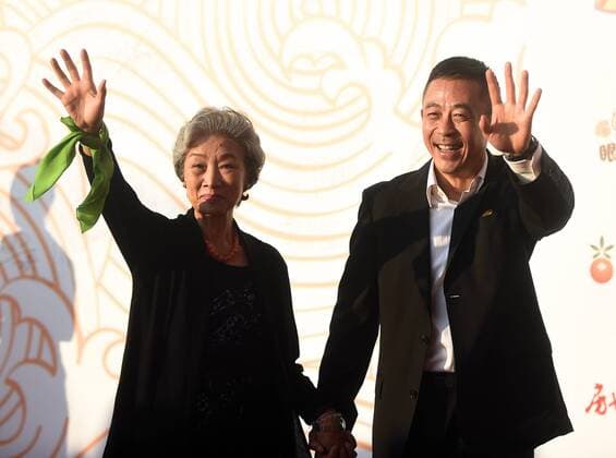 ENTERTAINMENT RED CARPET Preisverleihung Goldene Hahn in Changchun (150919) -- CHANGCHUN, Sept. 19, 2015 -- Actress Lyu Zhong (L) and actor Hou Yong pose on the red carpet before the Award Ceremony of the 24th China Golden Rooster & Hundred Flowers Film Festival in Jilin City, northeast China s Jilin Province, Sept. 19, 2015. )(mcg) CHINA-CHANGCHUN-GOLDEN ROOSTER & HUNDRED FLOWERS FILM FESTIVAL (CN) LinxHong 