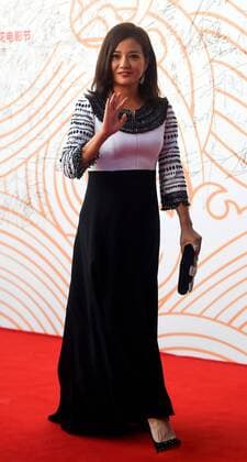 ENTERTAINMENT RED CARPET Preisverleihung Goldene Hahn in Changchun (150919) -- CHANGCHUN, Sept. 19, 2015 -- Actress Zhao Wei poses on the red carpet before the Award Ceremony of the 24th China Golden Rooster & Hundred Flowers Film Festival in Jilin City, northeast China s Jilin Province, Sept. 19, 2015. )(mcg) CHINA-CHANGCHUN-GOLDEN ROOSTER & HUNDRED FLOWERS FILM FESTIVAL (CN) LinxHong 