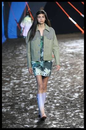 . 19 09 2015. London, United Kingdom. Music festival chic complete with a muddy catwalk at the Hunter Original show at London Fashion Week-S S 2016 -Day two.  xStephenxLockx xi-Imagesx IIM-11063-0013