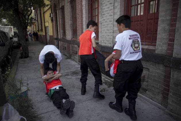 Residents take part in an earthquake mega drill held to mark the 30th anniversary of the 1985 earthquake, in Mexico City, capital of Mexico, on Sept. 19, 2015.Jorge Rios) (jg) (vf) MEXICO-MEXICO CITY-EARTHQUAKE-COMMEMORATION e JorgexRios 