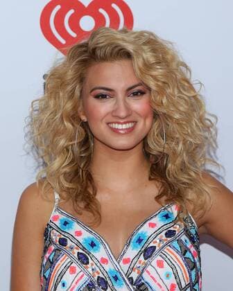 Tori Kelly arrives for the iHeartRadio Music Festival at the MGM Grand in Las Vegas, Nevada on September 19, 2015.  LAV20150919119 JAMESxATOA