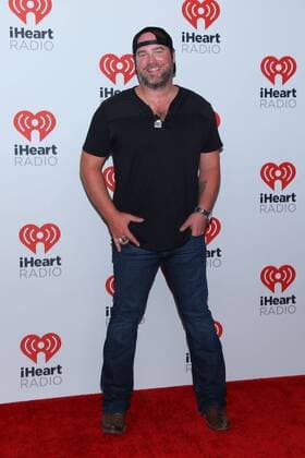 Lee Brice arrives for the iHeartRadio Music Festival at the MGM Grand in Las Vegas, Nevada on September 19, 2015.  LAV20150919136 JAMESxATOA