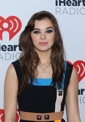 Hailee Steinfeld arrives for the iHeartRadio Music Festival at the MGM Grand in Las Vegas, Nevada on September 19, 2015.  LAV20150919147 JAMESxATOA