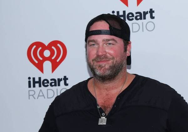 Lee Brice arrives for the iHeartRadio Music Festival at the MGM Grand in Las Vegas, Nevada on September 19, 2015.  LAV20150919137 JAMESxATOA