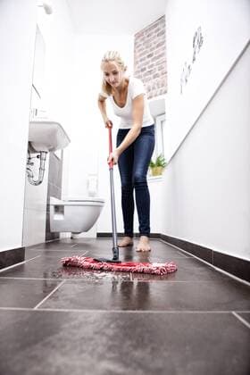 IMAGO Creative: Frühjahrsputz Woman wiping the floor in bathroom model released Symbolfoto property released  MFRF000345