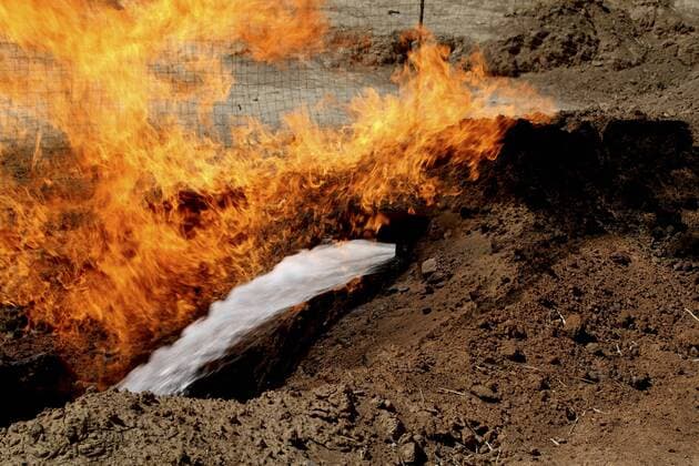 IMAGO Nature: Unsere Erde, Umweltverträgliche Herausforderungen des 21. Jahrhunderts, Methan Bei einer Bohrung auf einer Farm in Chamchamal bei Sulimanyah ((Kurdisches Autonomiegebiet im Nordirak Fire & WaterIn Chamchamal entzündete sich ein Gemisch aus Wasser und Erdgas. snapshot-photography B.Shamlo