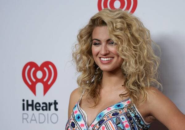 Tori Kelly arrives for the iHeartRadio Music Festival at the MGM Grand in Las Vegas, Nevada on September 19, 2015.  LAV20150919173 JAMESxATOA