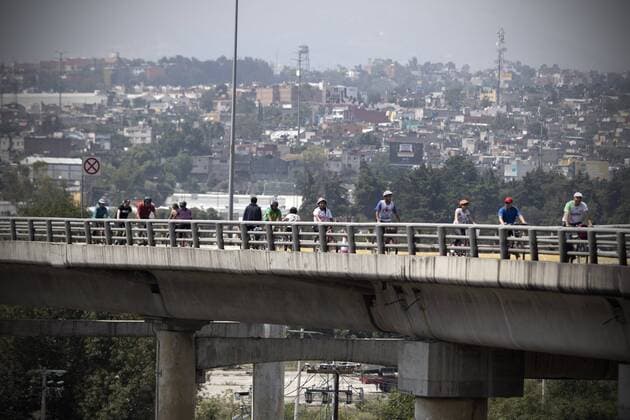 (150920) -- MEXICO CITY, Sept. 20, 2015 -- People ride bicycles in a section of the second level of Peripheral Ring avenue to mark World Car Free Day, in Mexico City, capital of Mexico, on Sept. 20, 2015. Alejandro Ayala) (jp) (fnc) MEXICO-MEXICO CITY-WORLD CAR FREE DAY e AlejandroxAyala 