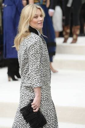 British model Kate Moss attends Burberry Prorsum s Spring Summer 2016 catwalk show in London on September 21, 2015.  LON20150921103 RUNExHELLESTAD