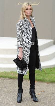 British model Kate Moss attends Burberry Prorsum s Spring Summer 2016 catwalk show in London on September 21, 2015.  LON20150921105 RUNExHELLESTAD