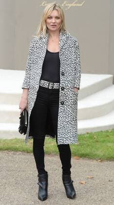 British model Kate Moss attends Burberry Prorsum s Spring Summer 2016 catwalk show in London on September 21, 2015.  LON20150921107 RUNExHELLESTAD