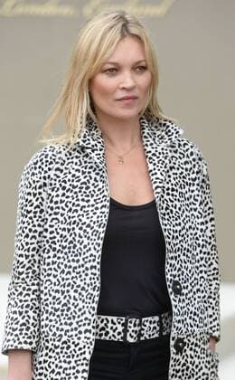 British model Kate Moss attends Burberry Prorsum s Spring Summer 2016 catwalk show in London on September 21, 2015.  LON20150921108 RUNExHELLESTAD