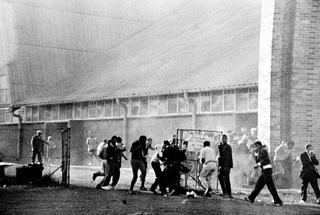Bildnummer: 53859299 Datum: 16.06.1976 Copyright: imago Gallo Images South Africa. Apartheid. On 16 June 1976 high-school students in Soweto, South Africa, protested for better education. Police fired teargas and live bullets into the marching crowd killing innocent and ignited what is known as The Soweto Uprising , the bloodiest episode of riots between police and protesters since the s. Politik Soweto 1976 Apartheid Proteste Studentenproteste Schülerproteste kbdig xkg 1976 quer Highlight premiumd o0 sw Bildnummer 53859299 Date 16 06 1976 Copyright Imago Gallo Images South Africa Apartheid ON 16 June 1976 High School Students in Soweto South Africa protested for better Education Police FIRED and Live Bullets into The Marching Crowd Killing Innocent and ignited What IS known As The Soweto Uprising The bloodiest Episode of Riots between Police and Gallo53859299