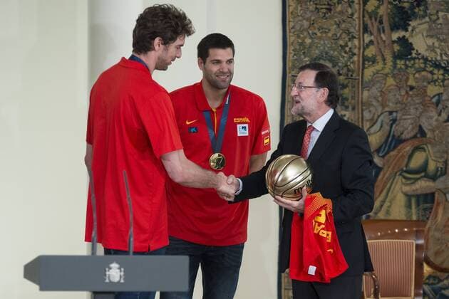 The reception of Prime Minister Mariano Rajoy to Spain national basketball team gold at EuroBasket 2015 at Moncloa Palace in Madrid, 21 September, 2015. Pau Gasol delivers Golden Ball to Prime Minister Mariano Rajoy.  (21168027)