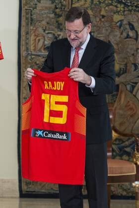 The reception of Prime Minister Mariano Rajoy to Spain national basketball team gold at EuroBasket 2015 at Moncloa Palace in Madrid, 21 September, 2015. Prime Minister Mariano Rajoy with shirt with the number of Mariano Rajoy.  (21168034)